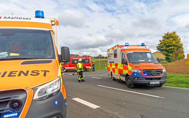 Einsätzekräfte von Rettungsdienst und Feuerwehr am Einsatzort bei Hohenmirsberg.