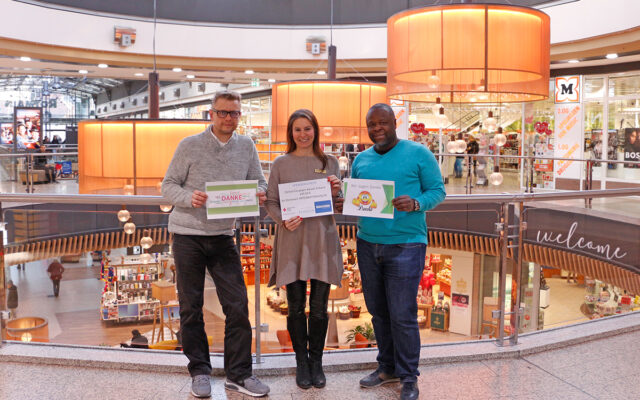 Melissa Esin (Center-Managerin Rot-main-Center Bayreuth) übergibt eine Spende in Höhe von 655 Euro an Ibukun Koussemiou (Integrationsbeauftragter Stadt Bayreuth) und Markus Ruckdeschel (Kreisgeschäftsführer BRK Bayreuth) für das Gemeinschaftsprojekt „Frauentreff“ für Frauen mit Migrationshintergrund im Rot-main-Center Bayreuth.