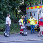 Einsatzleiter besprechen sich am Einsatzleitwagen.