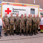 Gruppenbild der Teilnehmer vor Rettungswagen des BRKs.