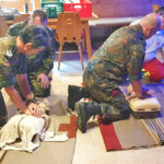 Erfahrungsaustausch und gemeinsames Training notfallmedizinischer Maßnahmen im Reservistenheim in Eckersdorf. Bild zeigt Teilnehmer beim Training der Behandlungsmaßnahmen von Verletzten.