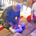 Erfahrungsaustausch und gemeinsames Training notfallmedizinischer Maßnahmen im Reservistenheim in Eckersdorf. Bild zeigt Teilnehmer beim Training der Behandlungsmaßnahmen von Verletzten.