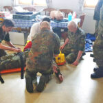 Erfahrungsaustausch und gemeinsames Training notfallmedizinischer Maßnahmen im Reservistenheim in Eckersdorf. Bild zeigt Teilnehmer beim Training der Behandlungsmaßnahmen von Verletzten.