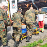 Erfahrungsaustausch und gemeinsames Training notfallmedizinischer Maßnahmen im Reservistenheim in Eckersdorf. Bild zeigt Teilnehmer beim Training der Behandlungsmaßnahmen von Verletzten.