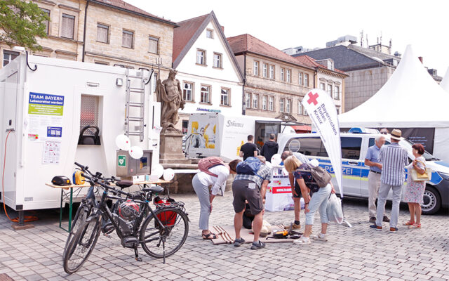 Aktions und Informationsstand des BRK Bayreuth auf dem Stadtparkett.