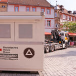 Abholung MNVZ-Betreuungscontainer mit Wechselladerfahrzeug des BRK Bayreuth.