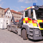 Abholung MNVZ-Betreuungscontainer mit Wechselladerfahrzeug des BRK Bayreuth.