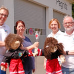 JRKler aus Nürnberg überreichen „Licht der Hoffnung“ an JRK-Bayreuth in Pegnitz