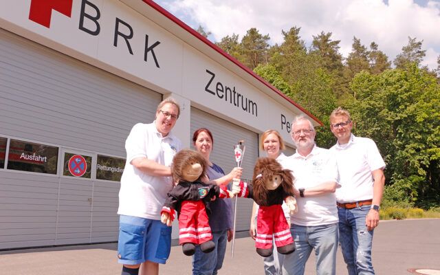 JRKler aus Nürnberg überreichen „Licht der Hoffnung“ an JRK-Bayreuth in Pegnitz