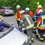 Rettungsdienste und Feuerwehren üben für den Einsatzfall in Altenplos – Einsatzkräfte üben die Rettung in Fahrzeugen eingeklemmter Personen