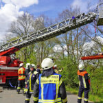 Rettungsdienste und Feuerwehren üben für den Einsatzfall in Altenplos – Einsatzkräfte üben die Rettung von Patienten im unwegsamen Gelände