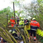 Rettungsdienste und Feuerwehren üben für den Einsatzfall in Altenplos – Einsatzkräfte üben die Rettung von Patienten im unwegsamen Gelände