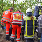 Rettungsdienste und Feuerwehren üben für den Einsatzfall in Altenplos – Einsatzkräfte üben die Rettung von Patienten im unwegsamen Gelände