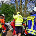 Rettungsdienste und Feuerwehren üben für den Einsatzfall in Altenplos – Einsatzkräfte üben die Rettung in Fahrzeigen eingeklemmter Personen