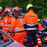 Rettungsdienste und Feuerwehren üben für den Einsatzfall in Altenplos – Einsatzkräfte üben die Rettung in Fahrzeugen eingeklemmter Personen