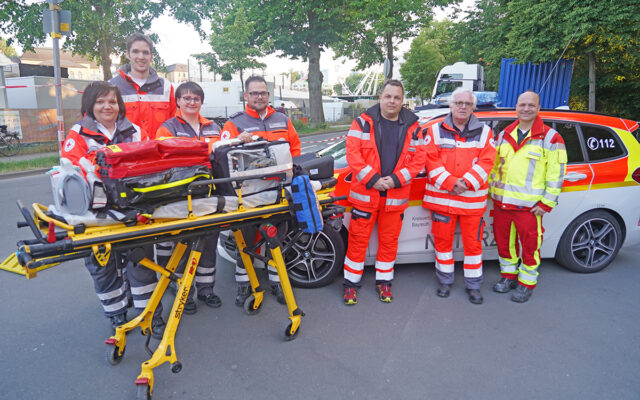 Zwei Leitende Notärzte besuchen die Volksfestwache - Im Bild: 4 Kameradinnen und Kameraden im Wachdienst, LNA Dr. Haag, Pressesprecher, LNA Dr. Priemer