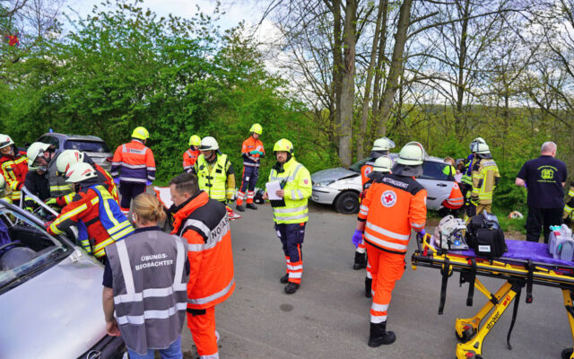 Rettungsdienste und Feuerwehren üben für den Einsatzfall in Altenplos – Einsatzkräfte üben die Rettung in Fahrzeugen eingeklemmter Personen