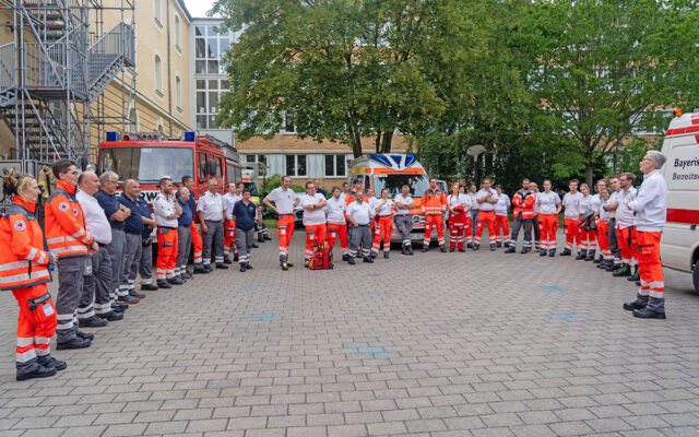 Briefing der Einsatzkräfte des BRKs zur Absicherung des Bayreuther Bürgerfestes.