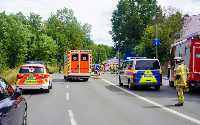 Einsatzkräfte von BRK, Feuerwehr und Polizei am Unfallort in Bayreuth.