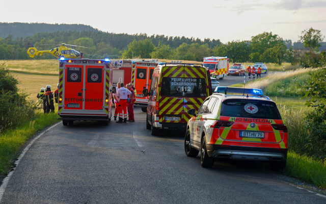 Einsatzfahrzeuge und Einsatzkräfte auf der Staatsstraße BT 16 bei Simmlebuch (Eckersdorf)