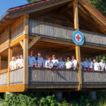 Die mit der Absicherung des Naturraum Openairs versammelte Mannschaft der Wasserwacht auf den Balkon der Wasserrettungsstation Fichtelsee.