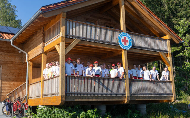 Die mit der Absicherung des Naturraum Openairs versammelte Mannschaft der Wasserwacht auf den Balkon der Wasserrettungsstation Fichtelsee.