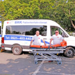 Schulungstag des BRK-Patientenfahrdienst Bayreuth - Mitarbeitende des BRK-Patientenfahrdienstes und ein Fahrtrage vor Spezial-Fahrzeug.