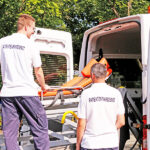 Schulungstag des BRK-Patientenfahrdienst Bayreuth - Mitarbeitende des BRK-Patientenfahrdienstes und ein Fahrtrage nutzen die Hebevorrichtung eines Spezial-Fahrzeuges des BRK-Patientefahrdienstes.