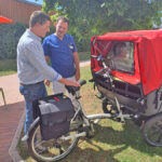 BRK-Fahrrad-Rikscha für BRK Senioreneinrichtung im Garten des BRK-Altstadtparks in Bayreuth in Betrieb genommen.