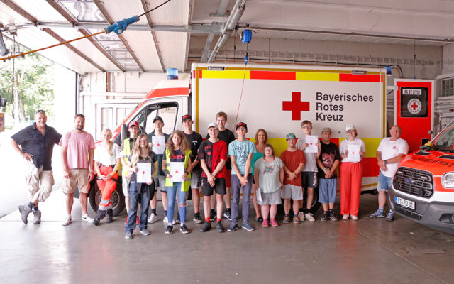 Die Schulsanitäter:innen der Bayreuther Dr. Kurt Blaser-Schule vor einem Rettungswagen des BRK-Rettungsdienstes der Rettungs-Hauptwache Bayreuth.