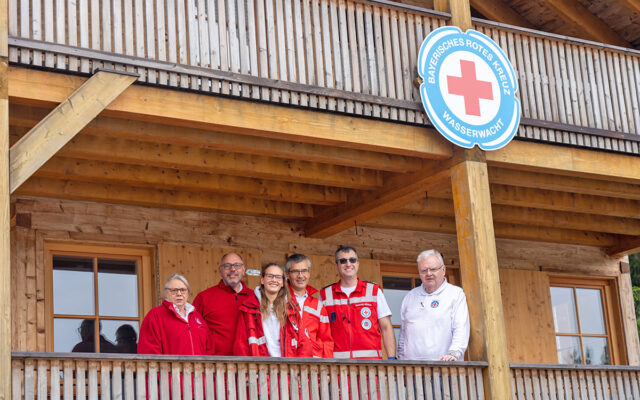 Führungsteam der Kreiswasserwacht Bayreuth und Marcus Röttel (Technischer Leiter Wasserwacht Bayern) auf Balkon der Wasserrettungsstation am Fichtelsee.