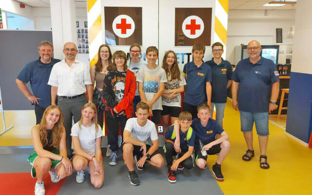 Aktionstag Schulsanitätsdienst - üben und trainieren wie die Profis im Rettcampus in Bayreuth - Gruppenfoto der Teilnehmden und Dozenten.