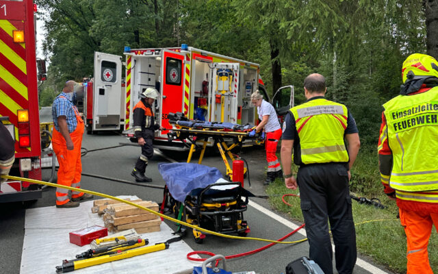 Einsatzkräfte und Einsatzfahrzeuge von Feuerwehr und BRK-Rettungsdienst am Einsatzort bei Spänfleck.