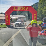 Bild aus einem Einsatzfahrzeug zeigt ATV und Geländefahrzeug der Bergwacht Mehlmeisel bei SiLI-Mountainbike-marathon 2023.