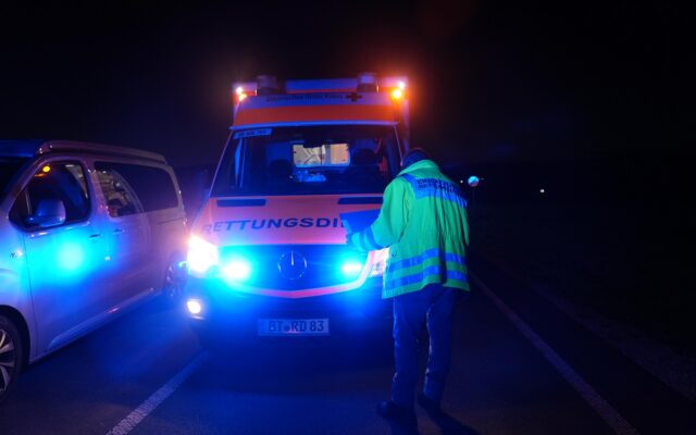 Einsatzfarzeug am Einsatzort bei Nacht.