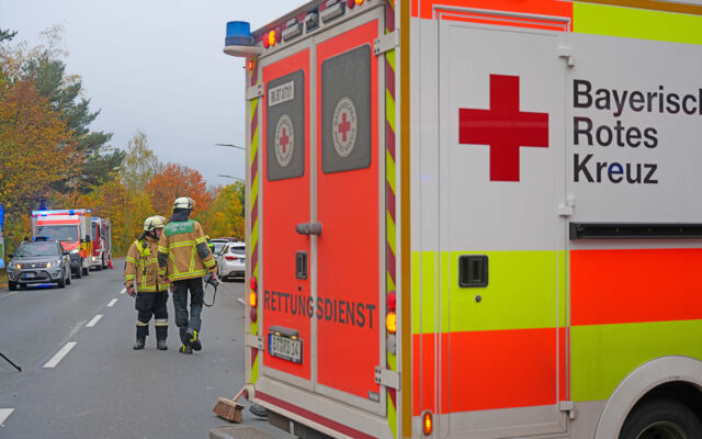 Einsatzfahrzeuge des BRK-Rettungsdienstes am Einsatzort in der Bayreuther Spitzwegstraße.