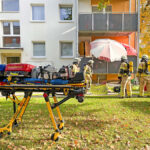 Einsatzkräfte des BRKs an der Einsatzstelle in der Bayreuther Lenbachstraße.