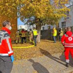 Einsatzkräfte des BRKs an der Einsatzstelle in der Bayreuther Lenbachstraße.