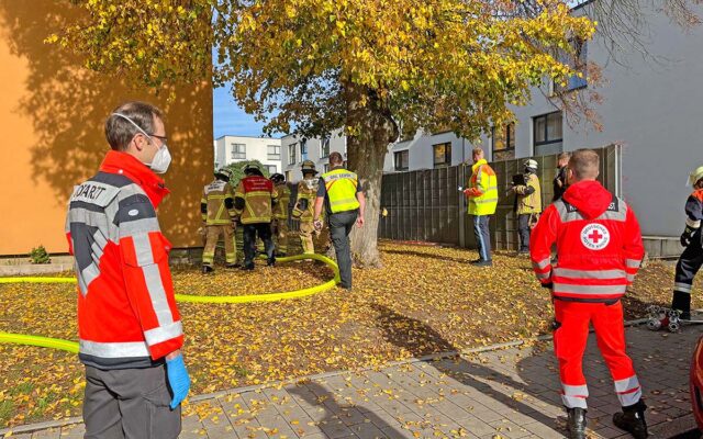 Einsatzkräfte des BRKs an der Einsatzstelle in der Bayreuther Lenbachstraße.