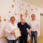 Heimleiterin Elke Lindner (l.) und Pflegedienstleiter Siegfried Krug (r.) mit Ludwig Dörsch, dem ersten Bewohner des BRK-Altstadtparks.