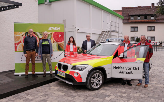 Fahrzeugübergabe an die Helfer-vor-ORt in Aufseß. Bild zeigt neues Einsatzfahrzeug und Teilnehmer der Fahrzeugübergabe.