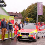 Fahrzeugübergabe an die Helfer-vor-ORt in Aufseß. Bild zeigt neues Einsatzfahrzeug und Teilnehmer der Fahrzeugübergabe.