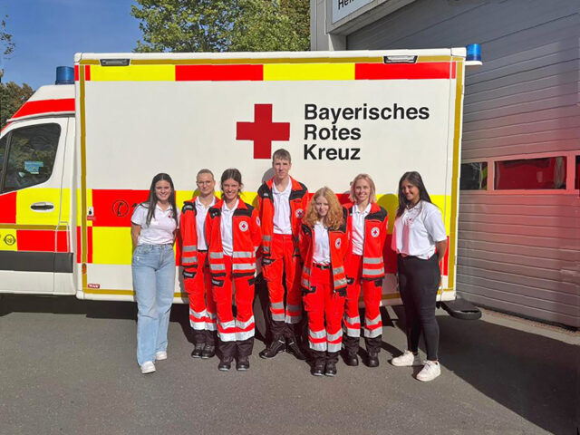 Angelina Wiesner, Laura Kuhn, Timo Geier, Isabella Ludwig, Clarissa Entrop (von links) - die neuen Bundesfreiwilligen im Rettungsdienst mit ihren Bundesfreiwilligen-Beauftragten.