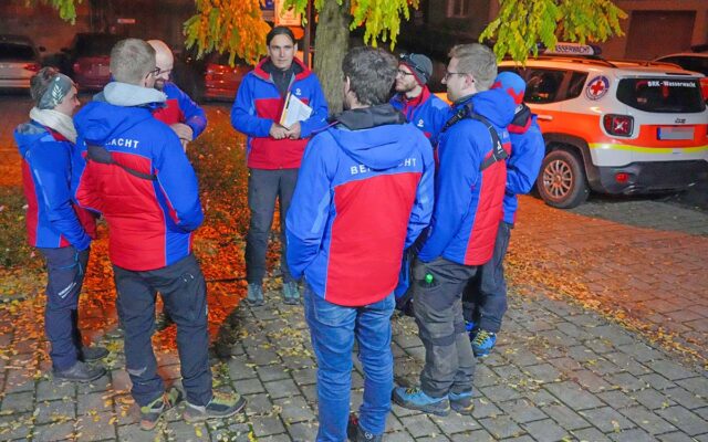 Briefing der eingesetzten KRäfte der Bergwacht bei der Vermisstensuche in Pottenstein.