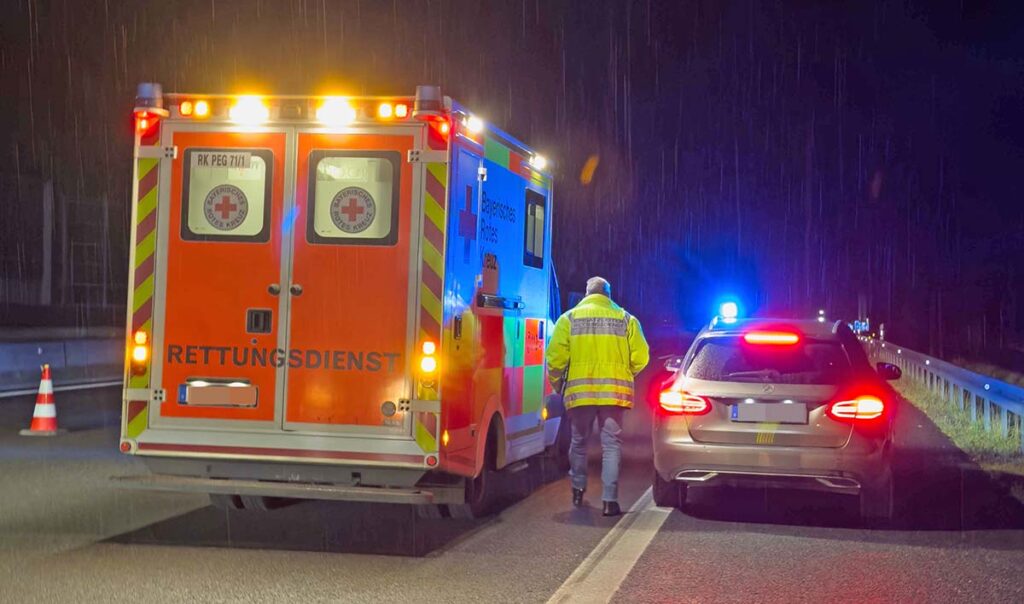 EInsatzkräfte des BRK-Rettungsdienstes mit Rettungswagen und Notarzt an der Einsatzstelle auf der A9.