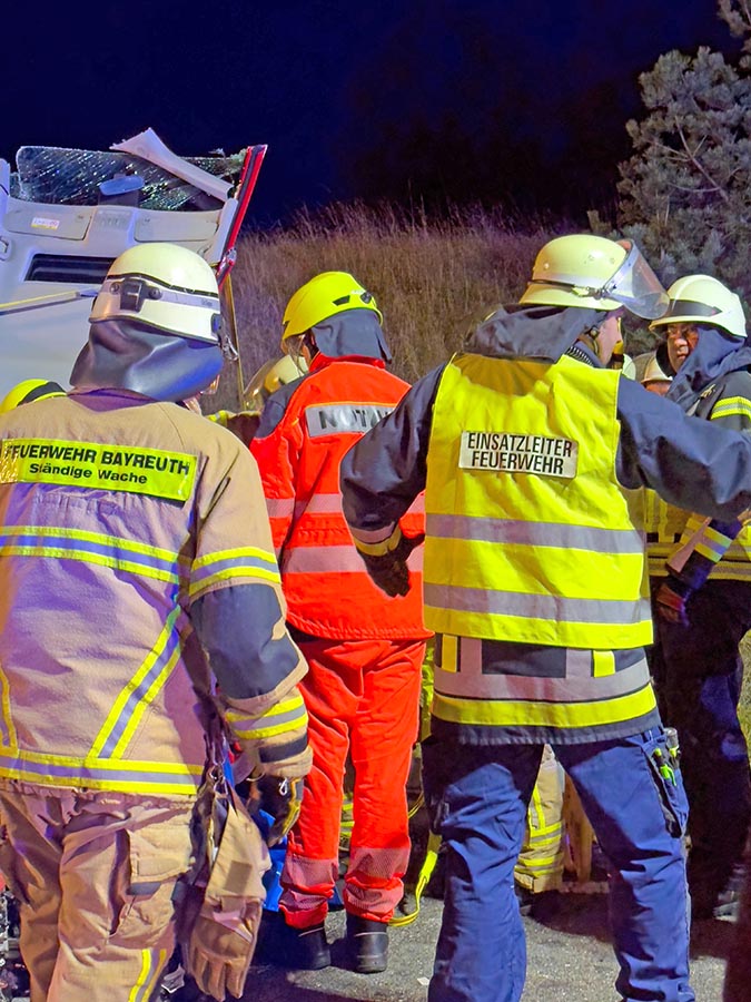 Einsatzkräfte der Feuerwehr und des BRKs am Einsatzort.