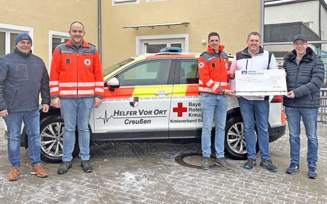 Spendenübergabe für de nHvO-Creußen. Mit Bereitschaftsleitung der BRK-Bereitschaft Creußen und Spendern. Im Bild (v.l.n.r.): Schmidt Toni (Elektrotechnik Schmidt), Wohlsecker Martin (stellv. Bereitschaftsleiter), Czekalla Patrick (Bereitschaftsleiter), Weidinger Bernd (DBW), Vogel-Bamberger Markus (MVB Fliesen)