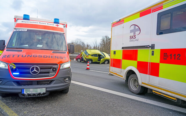 Einsatzfahrzeuge des Rettungsdienstes am Einsatzort.