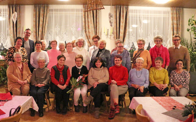 Mitglieder des BRK-Arbeitskreises Klinikum bei ijrer Weihnachtsfeier.