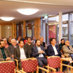 Blick in die geladenen Gäste der Einweihung der neuen Räumlichkeiten des BRK-Ruhesitzes in Bayreuth.